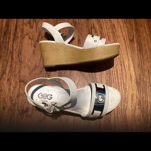 Stylish white sandals by GUESS.